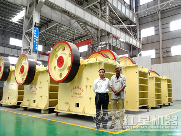 客户与白云石破碎机合影留念 客户与白云石破碎机合影留念