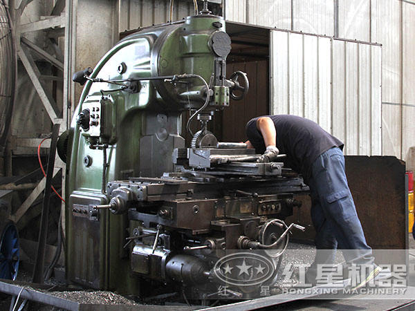 问鼎官网_问鼎（中国）车间师傅在效验设备