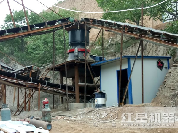 单杠圆锥破工作现场图 单杠圆锥破工作现场图