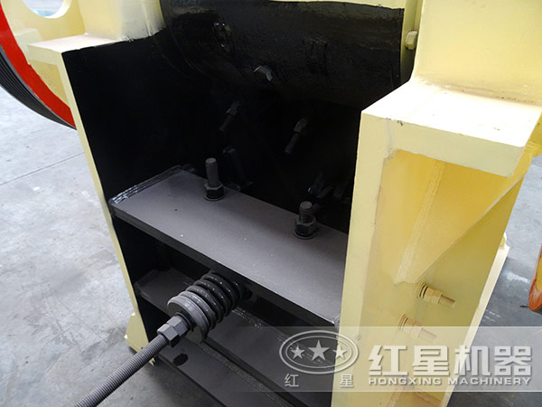 白云石颚式破碎机背后展示图 白云石颚式破碎机背后展示图