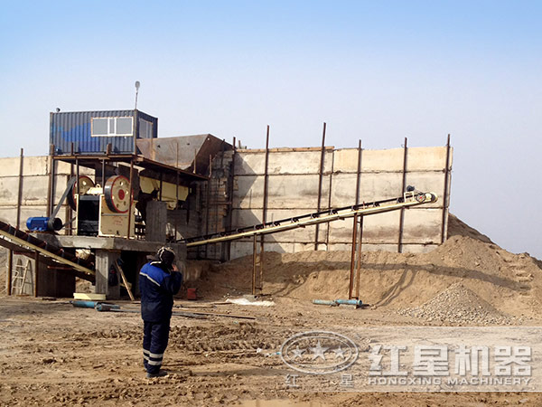 花岗岩颚式破碎机作业现场